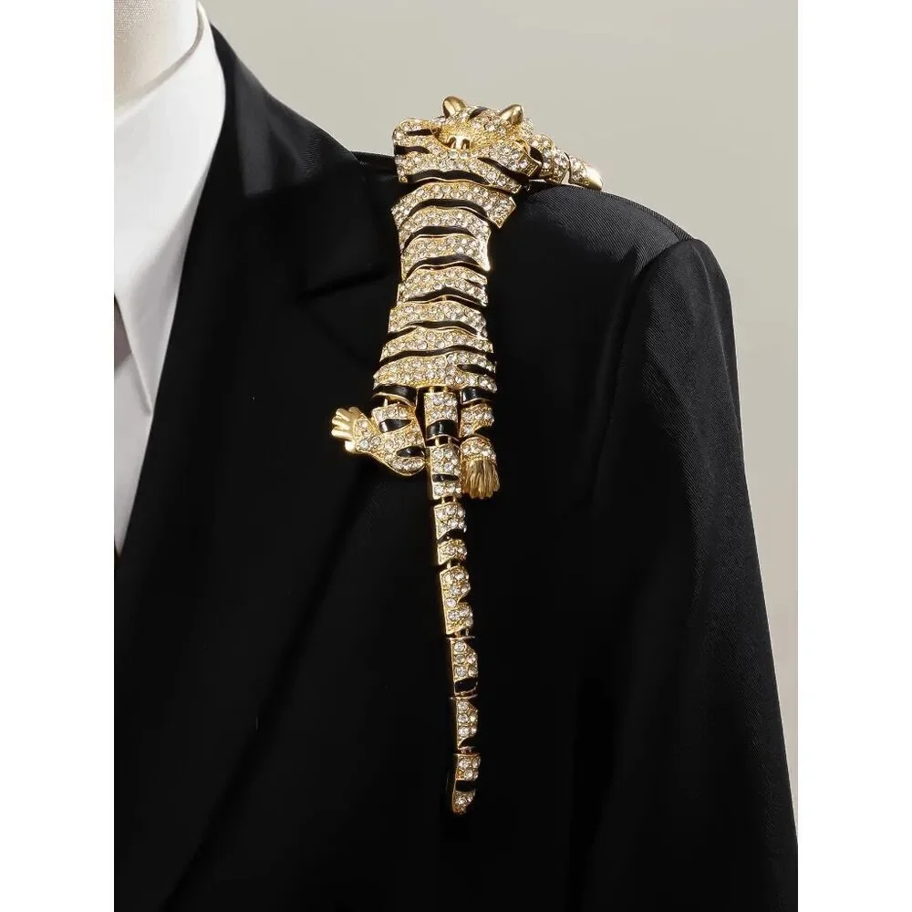 🐯 ✨ Rhinestones Crouching Tiger Bendable Design Blingy Statement Brooch NEW